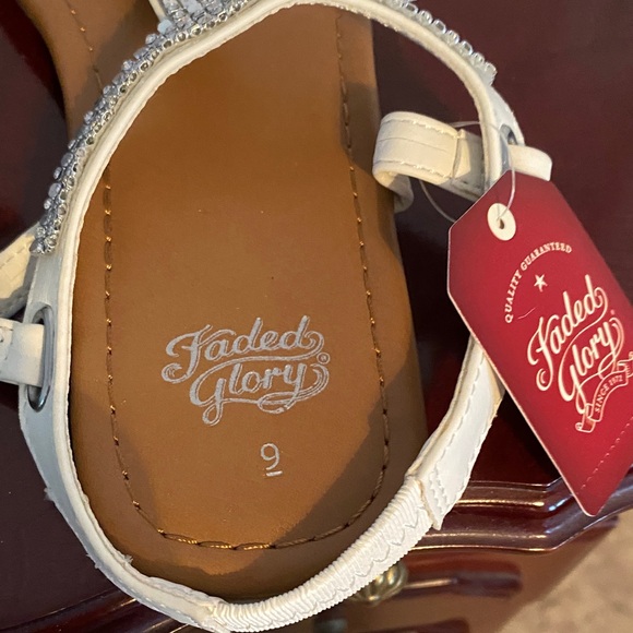 Joe Boxer White and Tan Sandals - Picture 2 of 4